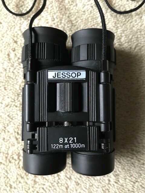 Field Compact Pocket Binoculars 8 X 21 122m at 1000m with Case.