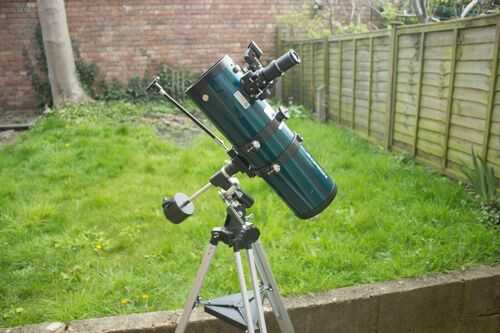 Orion Starblast II 4.5 Equatorial Reflector Telescope in good condition.